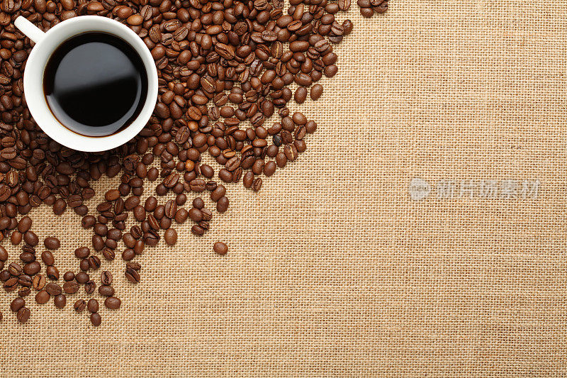 头顶的图片，一杯咖啡与咖啡豆
