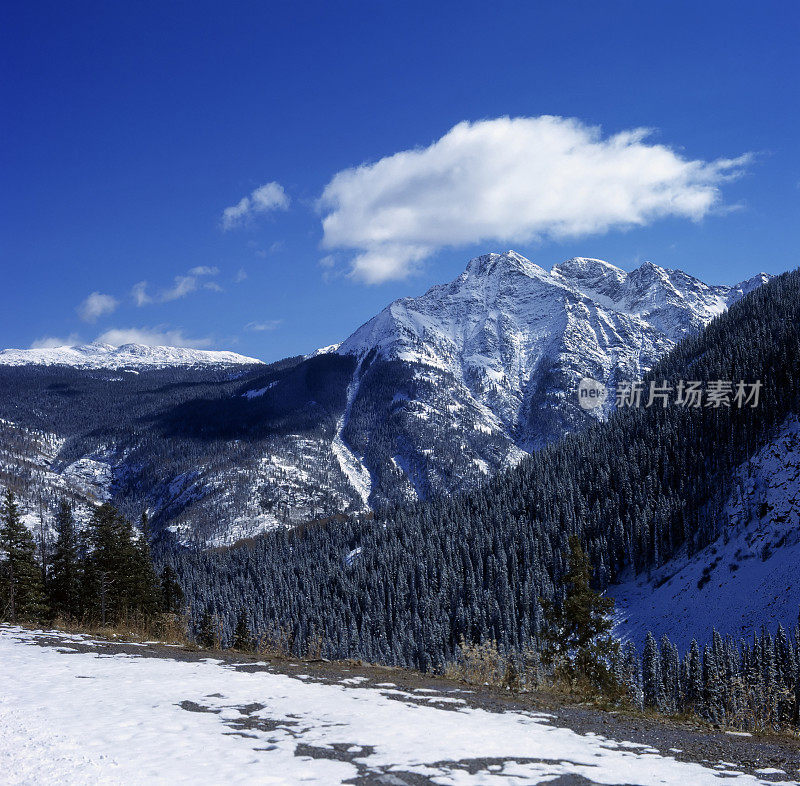 落基山脉在冬天被雪覆盖