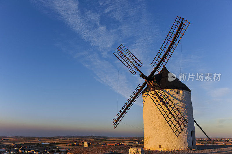 日落时的风车，康苏埃格拉，卡斯蒂利亚·拉曼查，西班牙
