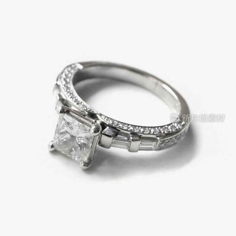 白色背景上的钻石订婚戒指