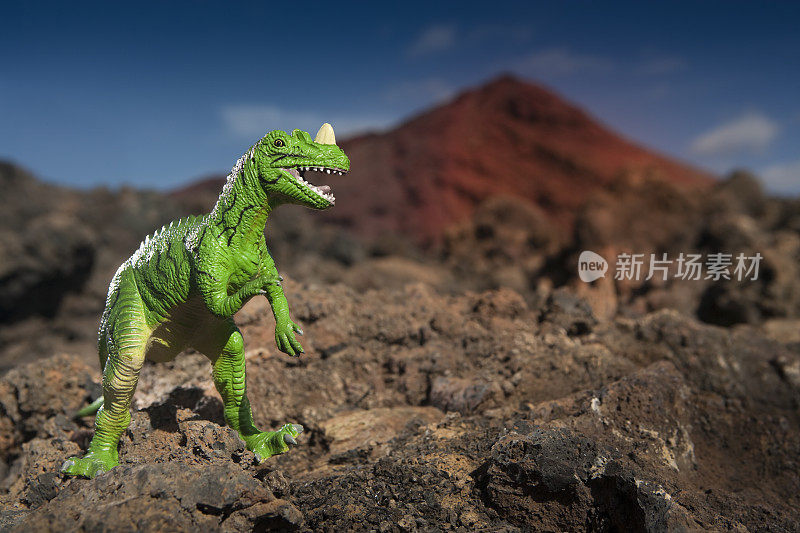 火山和假塑料恐龙