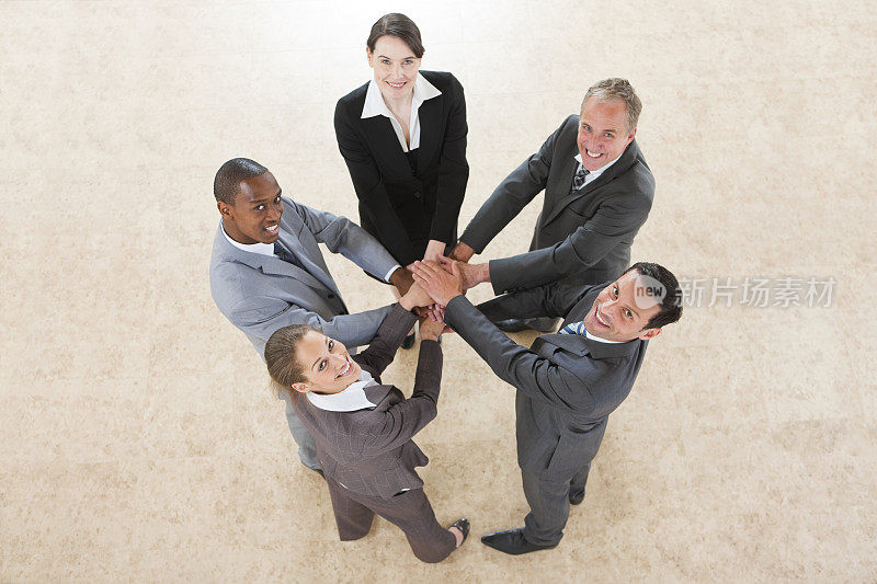 商业团体聚在一起，形成一个团结的圈