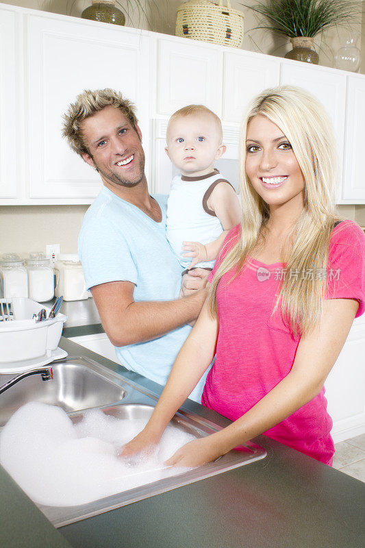 三人幸福家庭洗碗