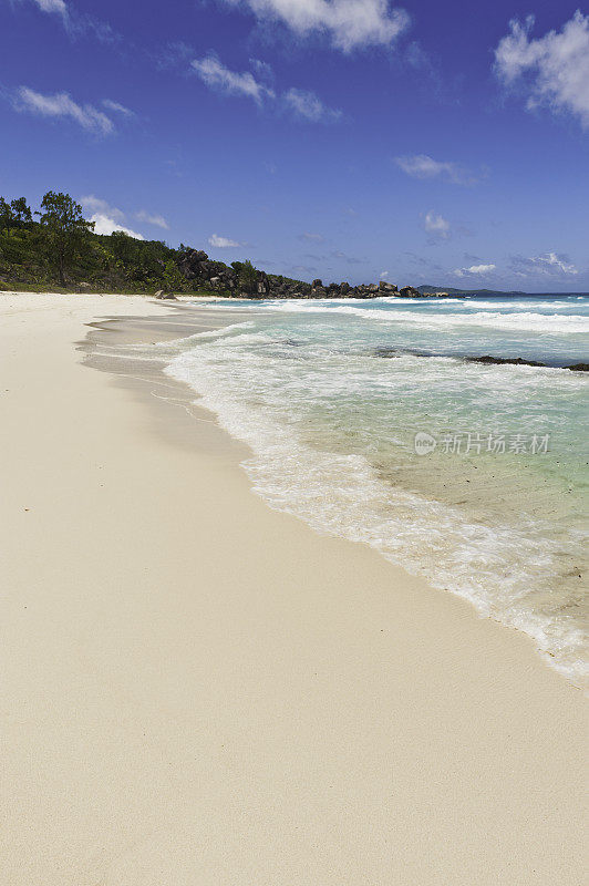 热带岛屿塞舌尔海滩上的海浪拍打着