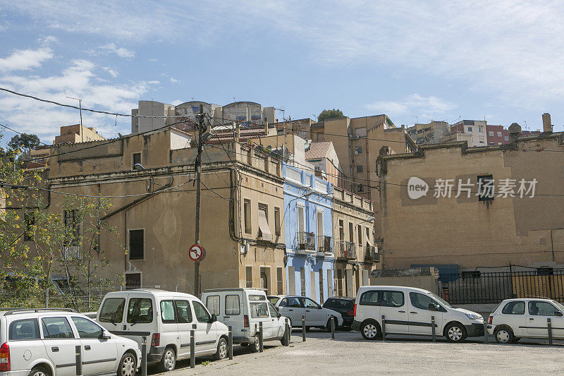 西班牙巴塞罗那的传统建筑和狭窄的街道