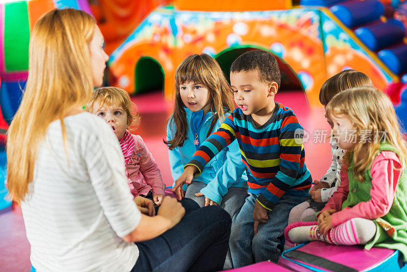 幼儿园老师与孩子们玩耍。