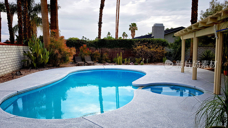 后院游泳池和露台，棕榈泉家，南加州，美国