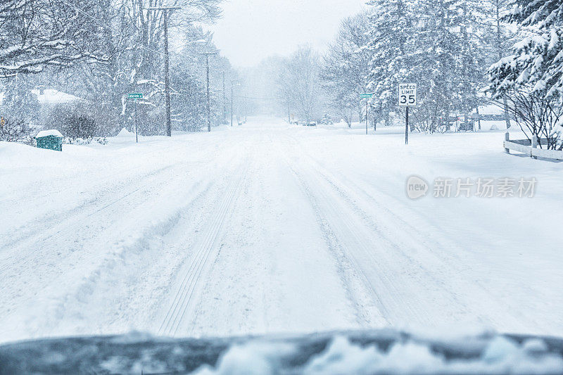 深雪覆盖农村郊区的道路