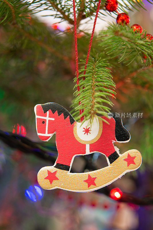圣诞树上的马装饰