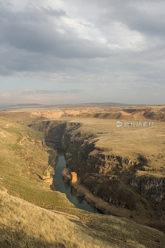 土耳其卡尔斯阿尼遗址的亚美尼亚边境河流