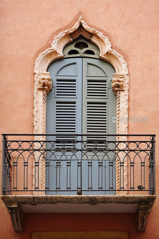 维罗纳华丽的门和阳台