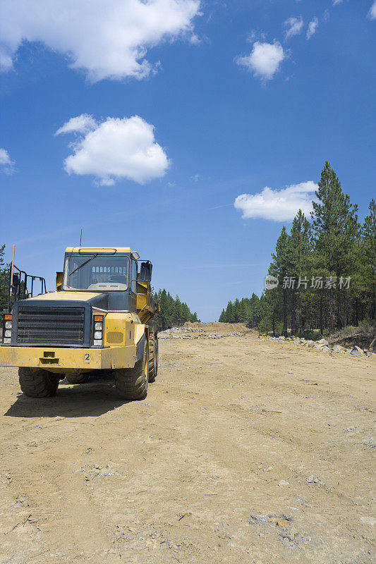 公路建设中的大型自卸卡车