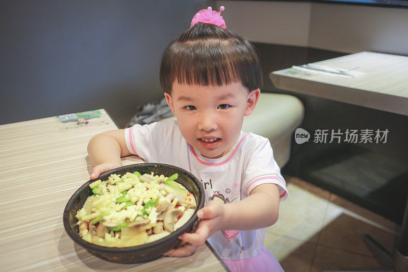 亚洲女孩做饭