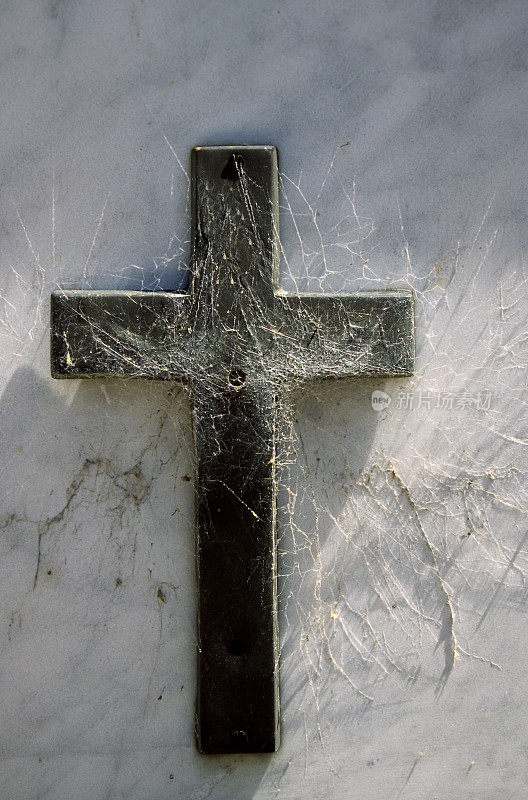 布满蜘蛛网的十字架