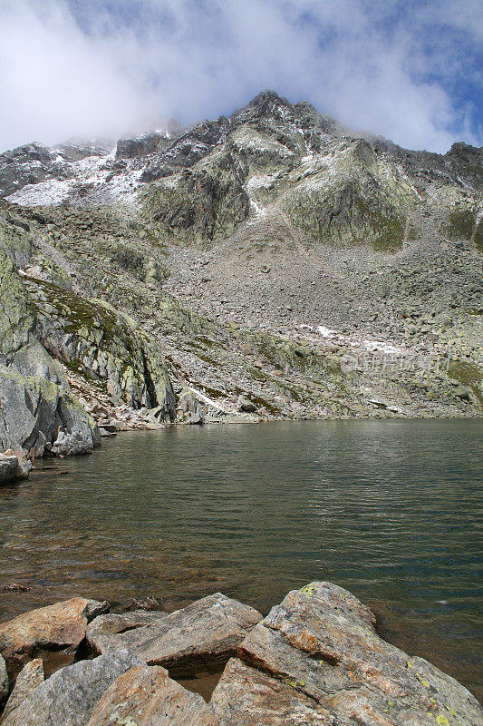 冬季群山对天景观