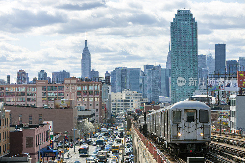 纽约皇后区，火车驶近高架地铁站
