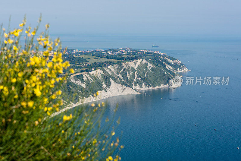 安科纳岬突出在蓝色的亚得里亚海中