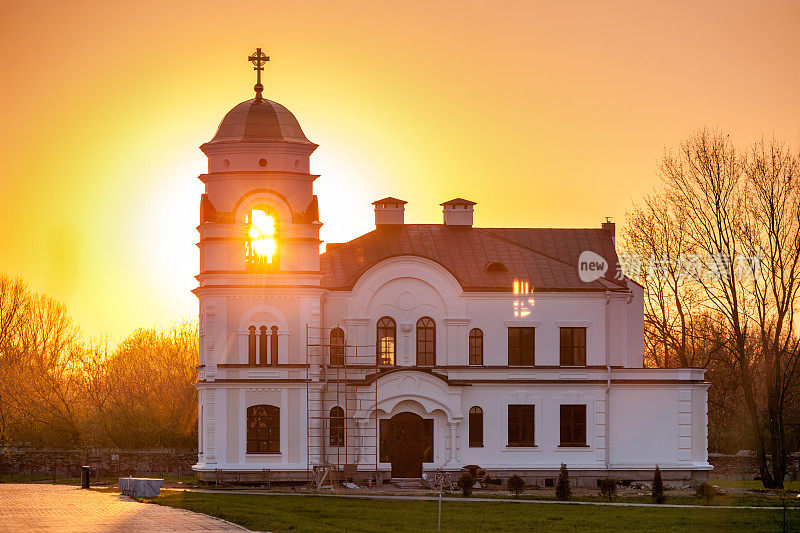白俄罗斯共和国圣尼古拉斯加里森教堂的日落景观