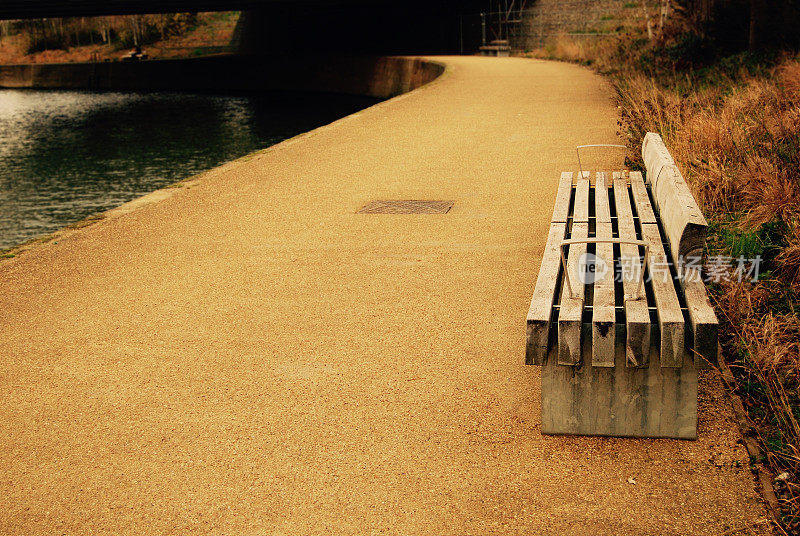 运河边的木凳砂石小路