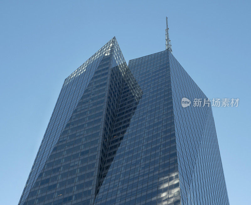 纽约现代玻璃摩天大楼低角度视图