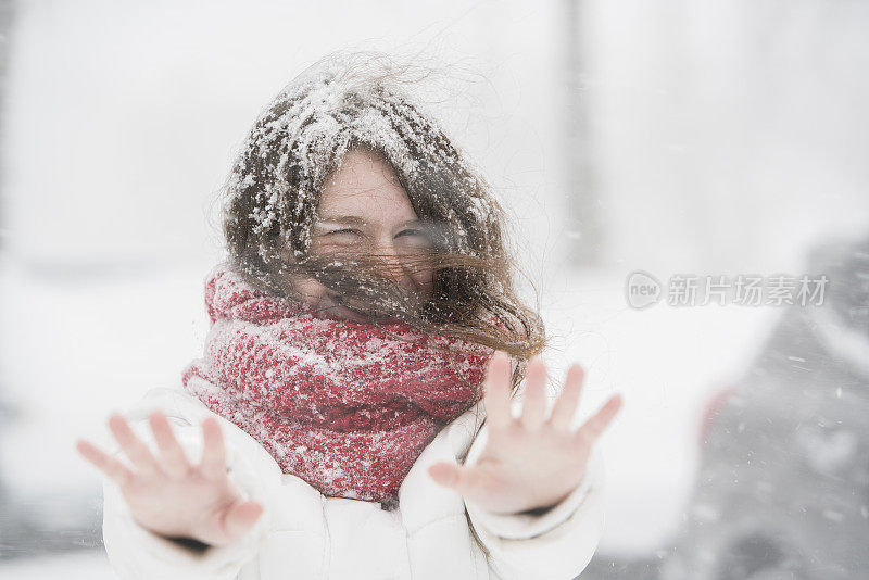 雪下的少女在街上