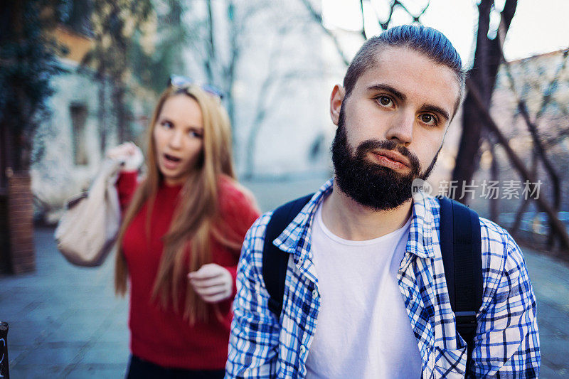 年轻夫妇在外面打架