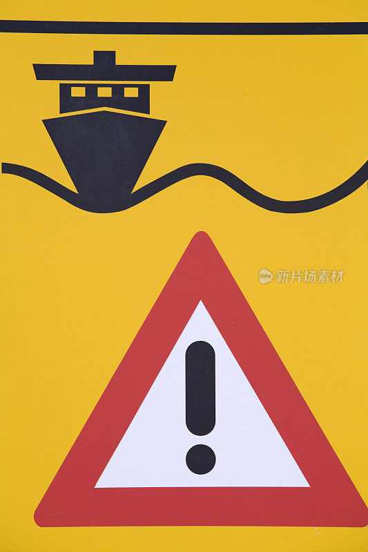 过往船只发出危险波浪警告标志