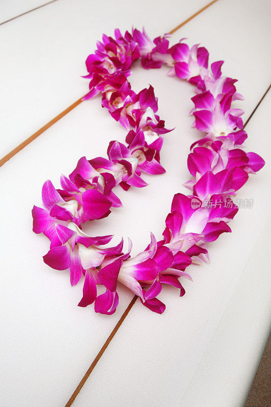冲浪板上的粉色夏威夷花环