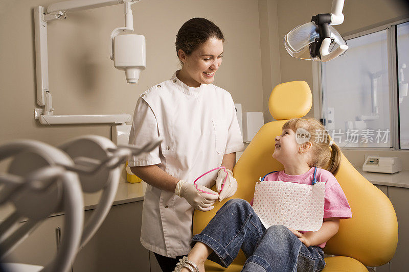 女牙医和小女孩病人