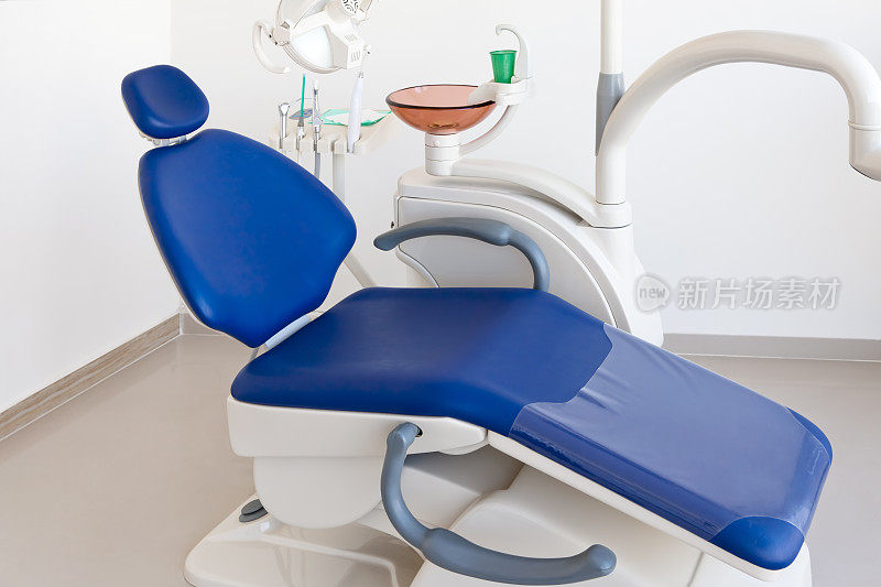 牙医办公室里的蓝色躺椅