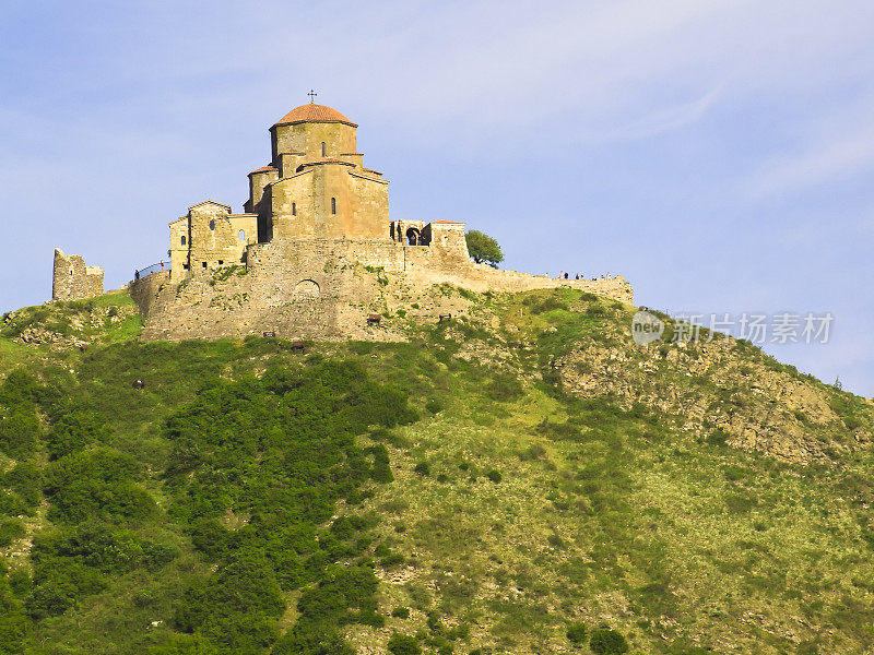 Jvari修道院在一个大的草山上。