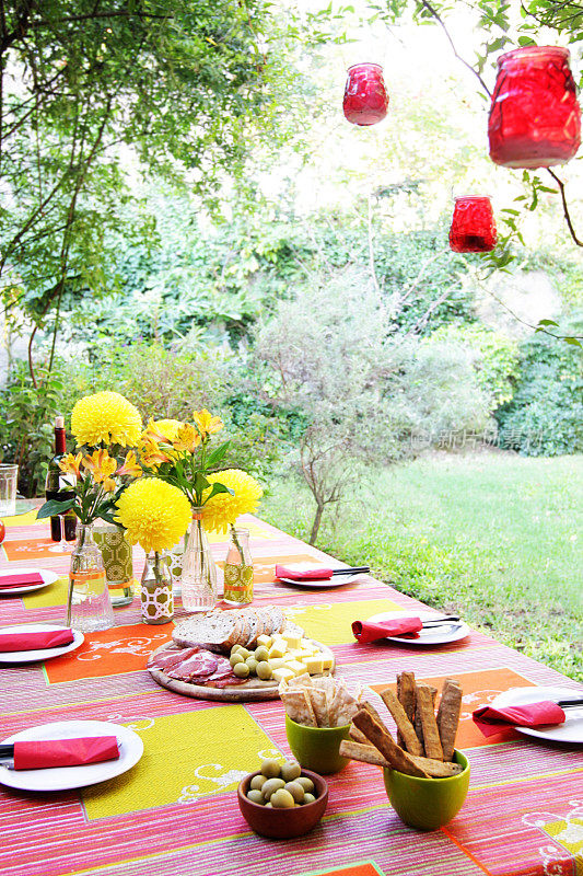 宴会餐桌，自助餐，鲜花和装饰在花园
