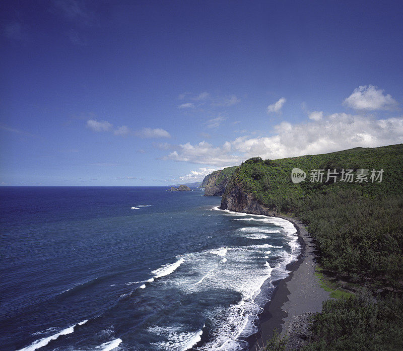 热带海岸和黑沙滩。