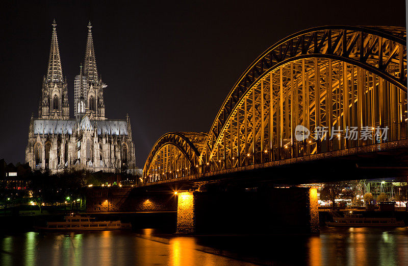 科隆大教堂，霍亨索伦大桥和莱茵河的夜晚