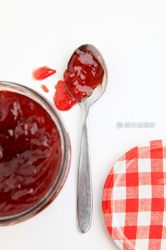 银勺子上的红果酱，白桌子上的