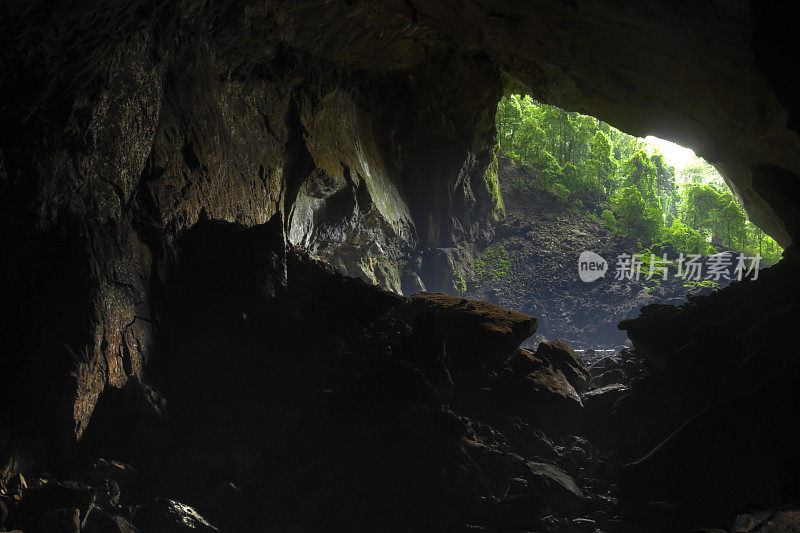 在马来西亚，婆罗洲鹿洞的侧门。