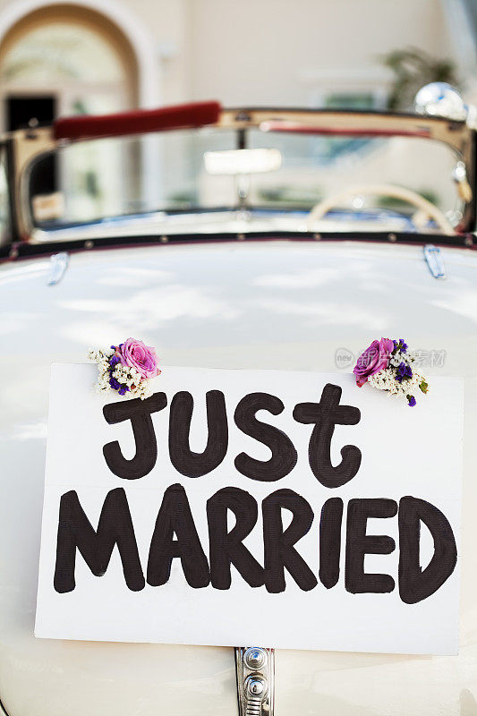 汽车后备箱上贴着“新婚”的标志