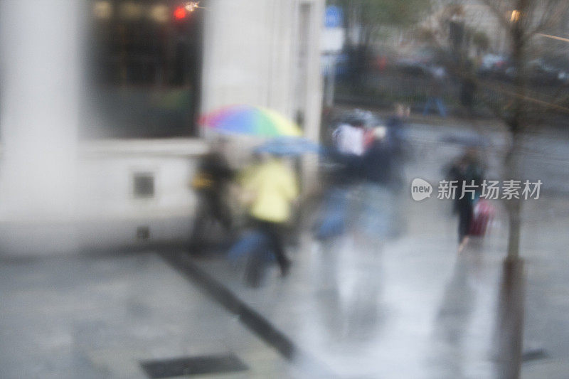 俯视雨天购物者的雨伞。