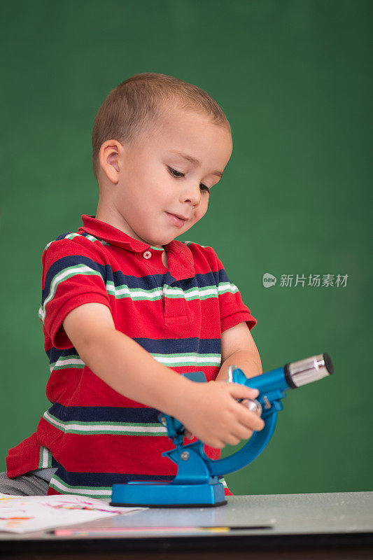 可爱的小男孩玩显微镜