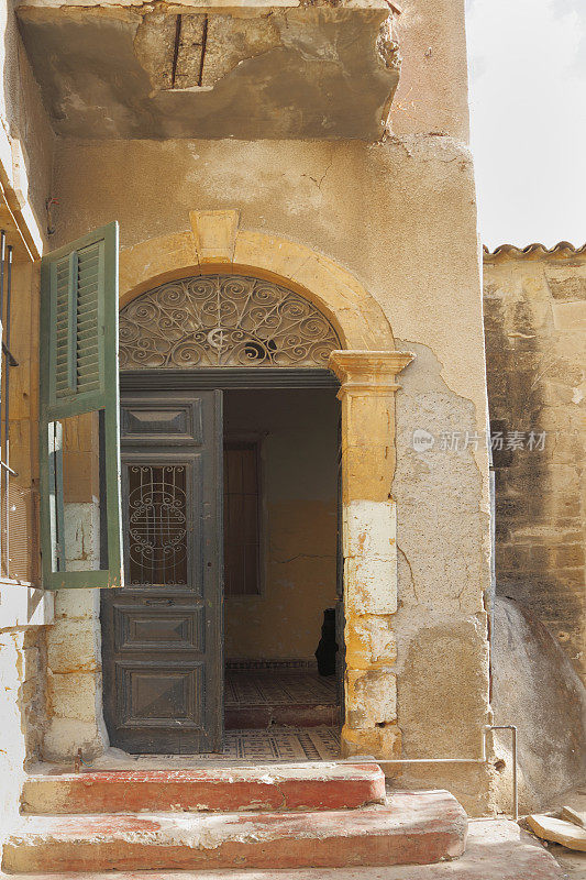 开放式门和绿色窗户带百叶窗的房屋立面塞浦路斯