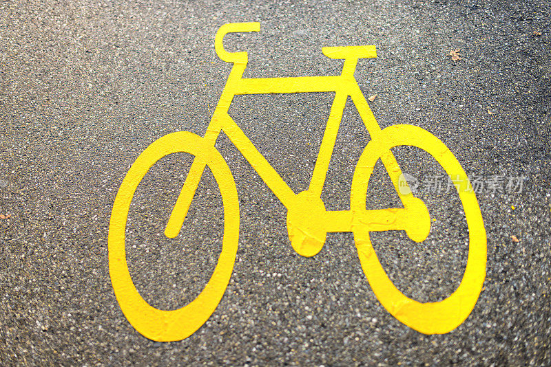 黄色自行车道在沥青路面标记