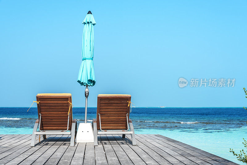 海景平台上的躺椅
