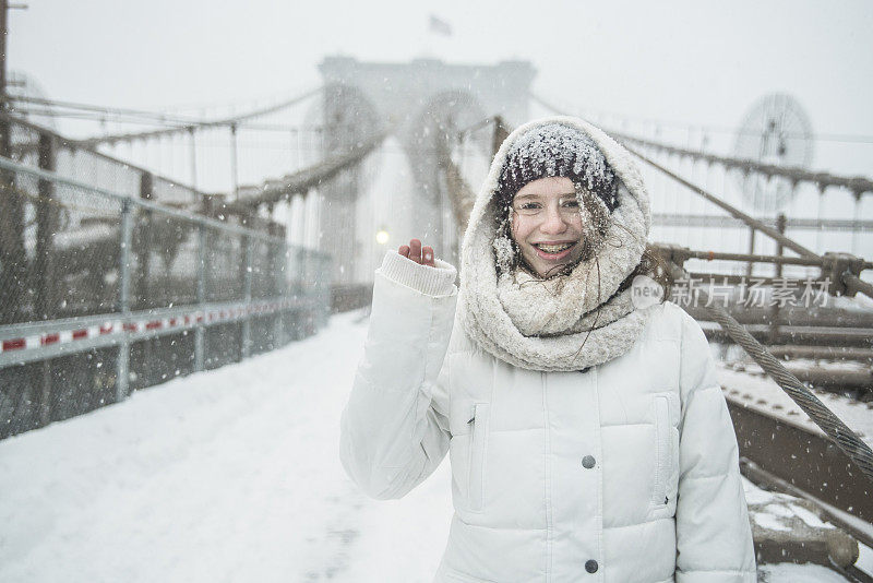 在布鲁克林大桥下大雪的少女