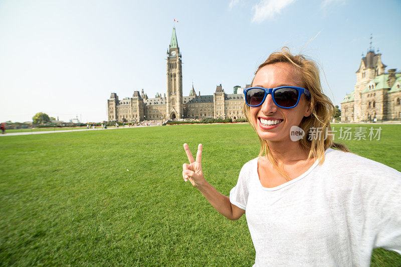 年轻开朗的渥太华女子在自拍