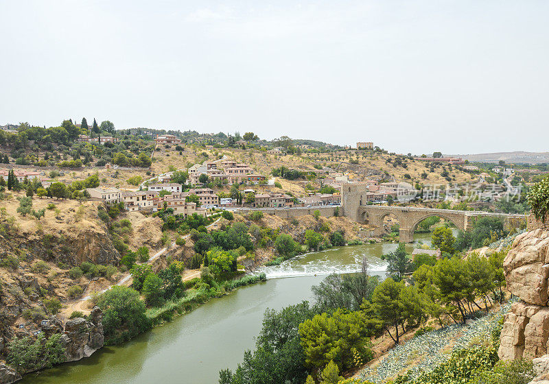塔霍河和古罗马桥附近的托莱多，西班牙