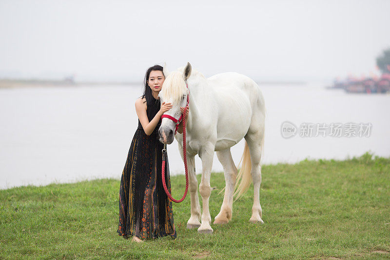 本质上的女人和马