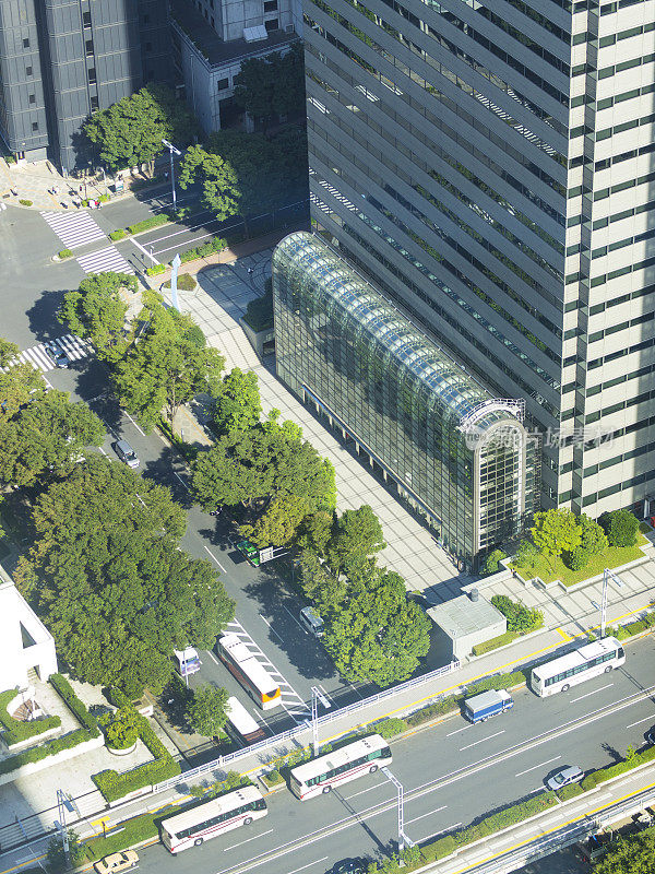 鸟瞰图的交叉口从建筑物在东京，日本