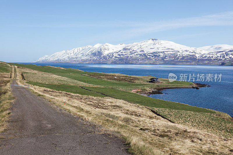 穿越冰岛风景的道路