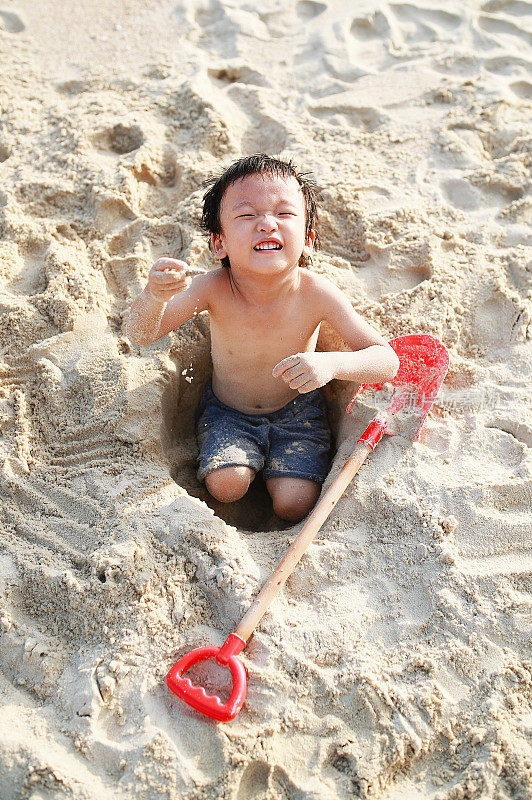 孩子们在海滩上玩耍