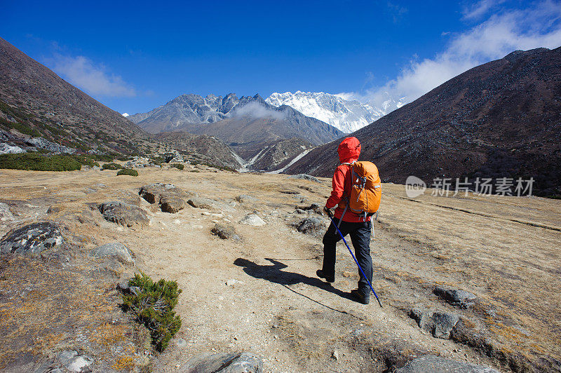 在喜马拉雅山徒步旅行的女背包客